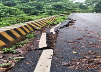 west singhbhum- बारिश के कारण बड़ाजामदा–मनोहरपुर मार्ग की सेंडैल घाटी में धंसने लगी सड़क, ग्रामीण चिंतित west singhbhum- बारिश के कारण बड़ाजामदा–मनोहरपुर मार्ग की सेंडैल घाटी में धंसने लगी सड़क, ग्रामीण चिंतित