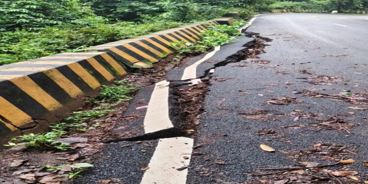 west singhbhum- बारिश के कारण बड़ाजामदा–मनोहरपुर मार्ग की सेंडैल घाटी में धंसने लगी सड़क, ग्रामीण चिंतित west singhbhum- बारिश के कारण बड़ाजामदा–मनोहरपुर मार्ग की सेंडैल घाटी में धंसने लगी सड़क, ग्रामीण चिंतित