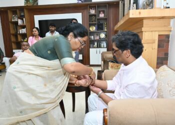 jharkhand ex cm raksha bandhan : झारखंड के मुख्यमंत्री हेमन्त सोरेन को बांधा रक्षा सूत्र, स्वस्थ एवं दीर्घायु जीवन की मंगलकामना