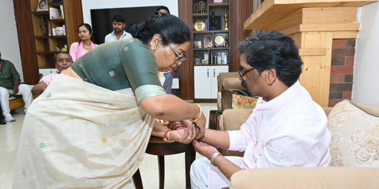 jharkhand cm raksha bandhan : झारखंड के मुख्यमंत्री हेमन्त सोरेन को बांधा रक्षा सूत्र, स्वस्थ एवं दीर्घायु जीवन की मंगलकामना jharkhand cm raksha bandhan : झारखंड के मुख्यमंत्री हेमन्त सोरेन को बांधा रक्षा सूत्र, स्वस्थ एवं दीर्घायु जीवन की मंगलकामना