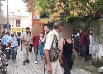 jamshedpur birsanagar clash- बिरसानगर में स्कूल के बाहर छात्रों के दो गुटों में मारपीट, मची अफरा- तफरी, दो हिरासत में, चापड़ और चाकू बरामद