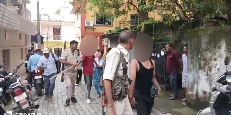 jamshedpur birsanagar clash- बिरसानगर में स्कूल के बाहर छात्रों के दो गुटों में मारपीट, मची अफरा- तफरी, दो हिरासत में, चापड़ और चाकू बरामद