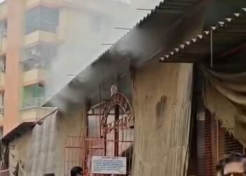 Jamshedpur fire-सोनारी मौनी बाबा मंदिर के आश्रम में लगी आग, आग बुझाने में जुटे लोग, जान माल के नुकसान की सूचना नहीं Jamshedpur fire-सोनारी मौनी बाबा मंदिर के आश्रम में लगी आग, आग बुझाने में जुटे लोग, जान माल के नुकसान की सूचना नहीं