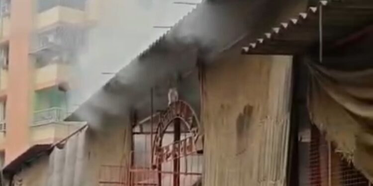 Jamshedpur fire-सोनारी मौनी बाबा मंदिर के आश्रम में लगी आग, आग बुझाने में जुटे लोग, जान माल के नुकसान की सूचना नहीं Jamshedpur fire-सोनारी मौनी बाबा मंदिर के आश्रम में लगी आग, आग बुझाने में जुटे लोग, जान माल के नुकसान की सूचना नहीं