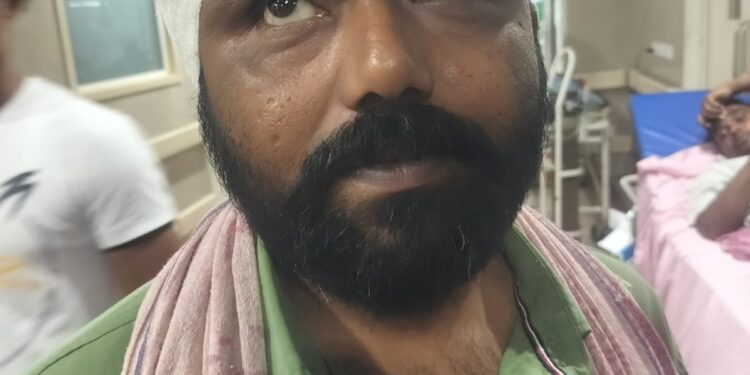 jamshedpur rural attack-परिवार संग कांवड़ लेकर हरिणा मंदिर जा रहे जिला पार्षद सूरज मंडल पर जानलेवा हमला, तीन घायल,एमजीएम में भर्ती