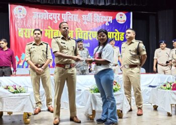 jamshedpur operation muskan- साकची रविंद्र भवन सभागार में मोबाइल वितरण कार्यक्रम आयोजित, ऑपरेशन मुस्कान के तहत 271 मोबाइल का वितरण, पुलिस प्रशासन ने अब तक 3205 मोबाइल लौटाए, देखिए video jamshedpur operation muskan- साकची रविंद्र भवन सभागार में मोबाइल वितरण कार्यक्रम आयोजित, ऑपरेशन मुस्कान के तहत 271 मोबाइल का वितरण, पुलिस प्रशासन ने अब तक 3205 मोबाइल लौटाए, देखिए video
