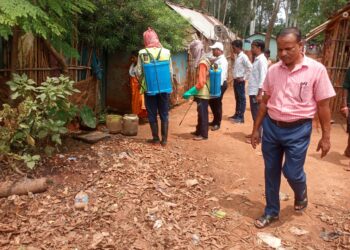 jamshedpur rural- चाकुलिया के कार्यपालक पदाधिकारी के निर्देश पर नगर पंचायत और सामुदायिक स्वास्थ्य केंद्र की संयुक्त टीम ने की डेंगू लार्वा की जांच jamshedpur rural- चाकुलिया के कार्यपालक पदाधिकारी के निर्देश पर नगर पंचायत और सामुदायिक स्वास्थ्य केंद्र की संयुक्त टीम ने की डेंगू लार्वा की जांच