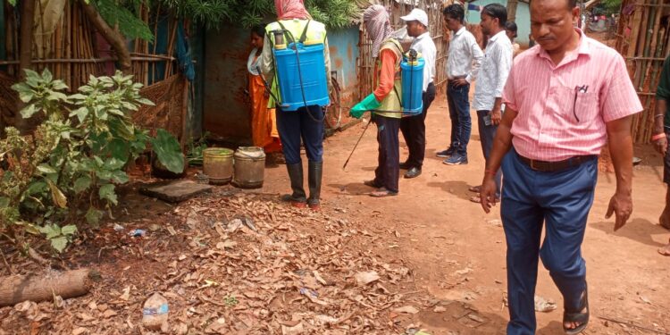 jamshedpur rural- चाकुलिया के कार्यपालक पदाधिकारी के निर्देश पर नगर पंचायत और सामुदायिक स्वास्थ्य केंद्र की संयुक्त टीम ने की डेंगू लार्वा की जांच jamshedpur rural- चाकुलिया के कार्यपालक पदाधिकारी के निर्देश पर नगर पंचायत और सामुदायिक स्वास्थ्य केंद्र की संयुक्त टीम ने की डेंगू लार्वा की जांच