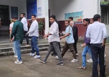 jamshedpur gangster in court : सात साल पहले नीतिबाग कॉलोनी गैंगवार मामले में जमशेदपुर कोर्ट में हुई सुनवाई, एक नया गवाह आने के कारण केस नहीं हो सका क्लोज, अब फिर से होगी सुनवाई, कोर्ट में जुटे थे सारे गैंग्स्टर, पुलिस थी सक्रिय jamshedpur gangster in court : सात साल पहले नीतिबाग कॉलोनी गैंगवार मामले में जमशेदपुर कोर्ट में हुई सुनवाई, एक नया गवाह आने के कारण केस नहीं हो सका क्लोज, अब फिर से होगी सुनवाई, कोर्ट में जुटे थे सारे गैंग्स्टर, पुलिस थी सक्रिय