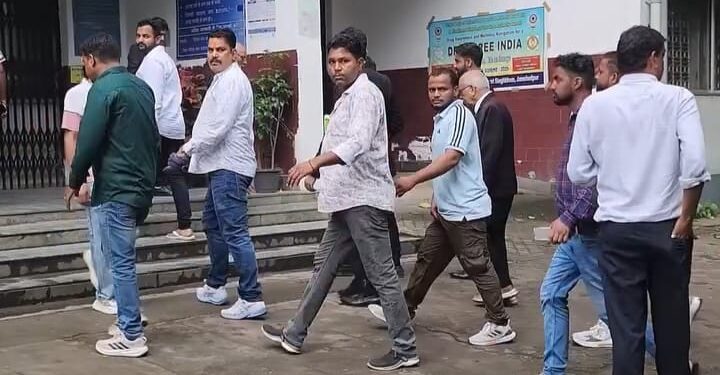 jamshedpur gangster in court : सात साल पहले नीतिबाग कॉलोनी गैंगवार मामले में जमशेदपुर कोर्ट में हुई सुनवाई, एक नया गवाह आने के कारण केस नहीं हो सका क्लोज, अब फिर से होगी सुनवाई, कोर्ट में जुटे थे सारे गैंग्स्टर, पुलिस थी सक्रिय