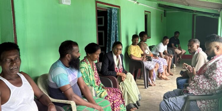jamshedpur rural- ओलचिकी के प्रचारक ठाकुर दास मुर्मू के निधन की खबर सुन समाजसेवी दुखनी सोरेन पहुंची चिरुगोडा, शोक-संतप्त परिवार की दी सांत्वना