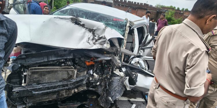 up road accident- सड़क हादसे में यूपी माफिया अतीक अहमद के छोटे बेटे समेत दो की मौत, तीन गंभीर up road accident- सड़क हादसे में यूपी माफिया अतीक अहमद के छोटे बेटे समेत दो की मौत, तीन गंभीर