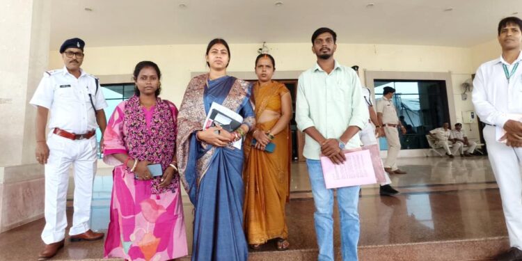 jamshedpur east mla purnima sahu : भुइयांडीह के कल्याणनगर-इंद्रानगर के मामले को लेकर विधायक पूर्णिमा साहू ने विधानसभा कक्ष में मुख्यमंत्री हेमंत सोरेन से की मुलाकात, कार्रवाई स्थगित करने व पुनर्वास की रखी मांग, बस्तीवासी भी रहे मौजूद