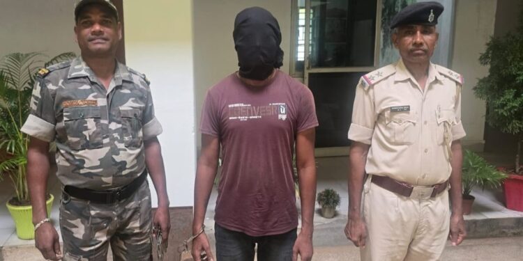 jamshedpur rural police action- बहरागोड़ा में अवैध लॉटरी कारोबार पर पुलिस की बड़ी कार्रवाई, 2,700 टिकट के साथ एक गिरफ्तार jamshedpur rural police action- बहरागोड़ा में अवैध लॉटरी कारोबार पर पुलिस की बड़ी कार्रवाई, 2,700 टिकट के साथ एक गिरफ्तार