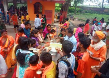 jamshedpur rural- सावन की दूसरी सोमवारी को चाकुलिया के शिवालयों में जलाभिषेक के लिए उमड़ी भीड़, नागा बाबा मंदिर में प्रसाद का वितरण