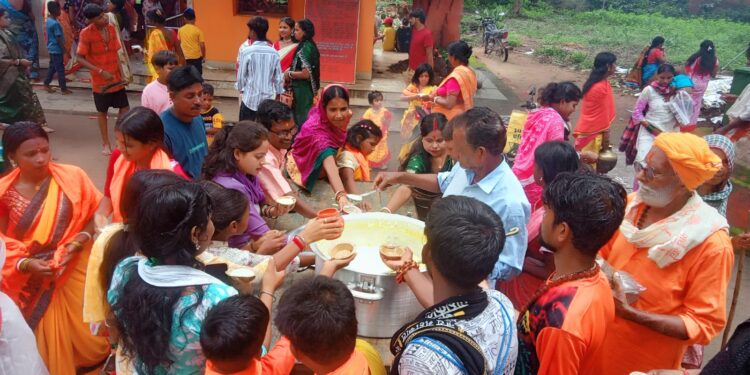 jamshedpur rural- सावन की दूसरी सोमवारी को चाकुलिया के शिवालयों में जलाभिषेक के लिए उमड़ी भीड़, नागा बाबा मंदिर में प्रसाद का वितरण jamshedpur rural- सावन की दूसरी सोमवारी को चाकुलिया के शिवालयों में जलाभिषेक के लिए उमड़ी भीड़, नागा बाबा मंदिर में प्रसाद का वितरण