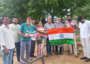 jamshedpur rural- हर घर तिरंगा यात्रा अभियान को सफल करने के लिए भाजपा नेता ऋषि षाड़ंगी ने जादूगोड़ा में पांच मंडल अध्यक्षों को सौंपा तिरंगा, 13 अगस्त को जादूगोड़ा में निकलेगी तिरंगा यात्रा