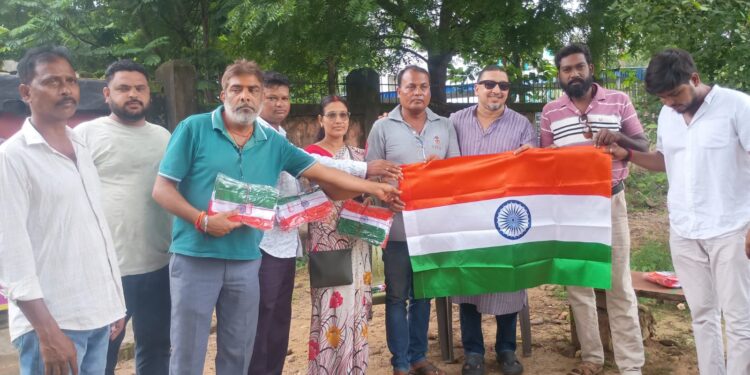 jamshedpur rural- हर घर तिरंगा यात्रा अभियान को सफल करने के लिए भाजपा नेता ऋषि षाड़ंगी ने जादूगोड़ा में पांच मंडल अध्यक्षों को सौंपा तिरंगा, 13 अगस्त को जादूगोड़ा में निकलेगी तिरंगा यात्रा jamshedpur rural- हर घर तिरंगा यात्रा अभियान को सफल करने के लिए भाजपा नेता ऋषि षाड़ंगी ने जादूगोड़ा में पांच मंडल अध्यक्षों को सौंपा तिरंगा, 13 अगस्त को जादूगोड़ा में निकलेगी तिरंगा यात्रा