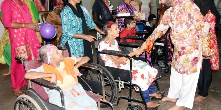 jamshedpur cheshirehome rakshabandhan-माधुरी दीक्षित के प्रशंसक पप्पू सरदार ने चेशायर होम में विशेष बच्चियों से बंधवाई राखी jamshedpur cheshirehome rakshabandhan-माधुरी दीक्षित के प्रशंसक पप्पू सरदार ने चेशायर होम में विशेष बच्चियों से बंधवाई राखी