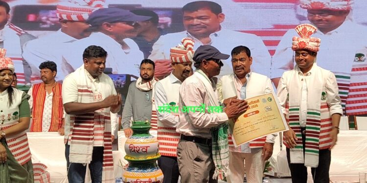 west singhbhum- कला व संस्कृति के क्षेत्र में उत्कृष्ट कार्य के लिए इप्टा चाईबासा के संस्थापक तरुण मुहम्मद हुए सम्मानित west singhbhum- कला व संस्कृति के क्षेत्र में उत्कृष्ट कार्य के लिए इप्टा चाईबासा के संस्थापक तरुण मुहम्मद हुए सम्मानित