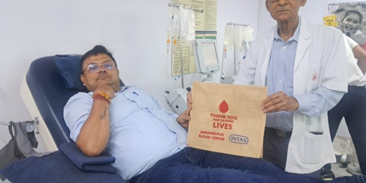 jamshedpur Red Cross: एसडीपी डोनर्स प्रभारी प्रभुनाथ सिंह ने 60वां व टाटा स्टील कर्मी अंकुश चौधरी ने 31वां एसडीपी डोनेट किया