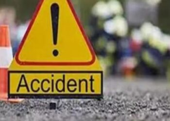 saraikela chandil accident-चांडिल में सड़क हादसा, लोडर की चपेट में आने से महिला की मौत,मुआवजे को लेकर सड़क जाम