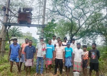 jamshedpur rural- 63 केवीए का नया ट्रांसफार्मर लगने से कालियाम आदिवासी टोला में लौटी बिजली, ग्रामीणों में खुशी jamshedpur rural- 63 केवीए का नया ट्रांसफार्मर लगने से कालियाम आदिवासी टोला में लौटी बिजली, ग्रामीणों में खुशी