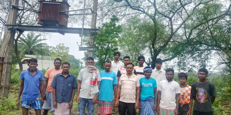 jamshedpur rural- 63 केवीए का नया ट्रांसफार्मर लगने से कालियाम आदिवासी टोला में लौटी बिजली, ग्रामीणों में खुशी jamshedpur rural- 63 केवीए का नया ट्रांसफार्मर लगने से कालियाम आदिवासी टोला में लौटी बिजली, ग्रामीणों में खुशी