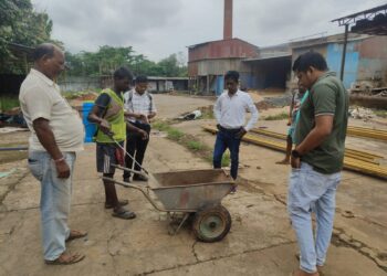 jamshedpur rural-चाकुलिया में नपं कर्मी और स्वास्थ्य टीम ने संयुक्त रूप से की डेंगू लार्वा की जांच jamshedpur rural-चाकुलिया में नपं कर्मी और स्वास्थ्य टीम ने संयुक्त रूप से की डेंगू लार्वा की जांच