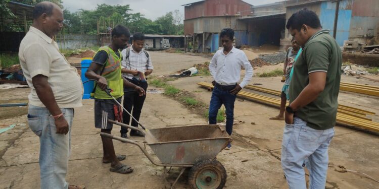 jamshedpur rural-चाकुलिया में नपं कर्मी और स्वास्थ्य टीम ने संयुक्त रूप से की डेंगू लार्वा की जांच jamshedpur rural-चाकुलिया में नपं कर्मी और स्वास्थ्य टीम ने संयुक्त रूप से की डेंगू लार्वा की जांच