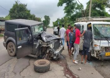 saraikela road accident- सरायकेला में सड़क हादसा, थार व छोटा हाथी वाहन के बीच टक्कर, कई घायल, मची अफरा-तफरी