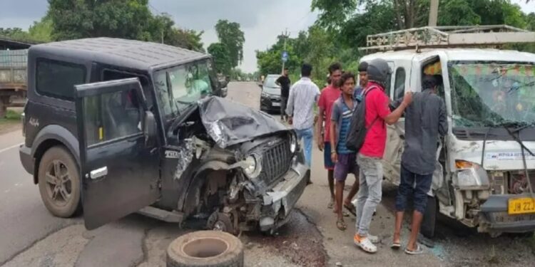 saraikela road accident- सरायकेला में सड़क हादसा, थार व छोटा हाथी वाहन के बीच टक्कर, कई घायल, मची अफरा-तफरी