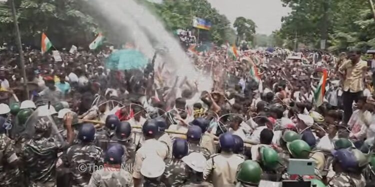 Jharkhand vidhansabha march-रांची में छात्रों के शांतिपूर्ण प्रदर्शन पर बर्बर लाठी चार्ज,वाटर कैनन की बौछार नहीं रोक पाई छात्रों की रफ्तार, विधानसभा के निकट पहुंच प्रदर्शन कर रहे विद्यार्थी,देखिए video