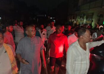 jamshedpur mla saryu roy visit flood area : जमशेदपुर के विधायक सरयू राय ने किया बाढ़ प्रभावित इलाकों का दौरा, राहत पहुंचाने का दिया निर्देश, जदयू नेताओं को भी किया रेस, देखिये – video