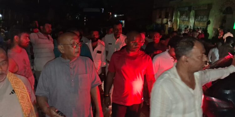 jamshedpur mla saryu roy visit flood area : जमशेदपुर के विधायक सरयू राय ने किया बाढ़ प्रभावित इलाकों का दौरा, राहत पहुंचाने का दिया निर्देश, जदयू नेताओं को भी किया रेस, देखिये – video