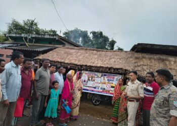 jamshedpur rural awareness campaign- चाकुलिया थाना प्रभारी ने शांतिनगर चौक पर चलाया जागरूकता अभियान, डायन प्रथा और नशा के खिलाफ लोगों को किया जागरूक