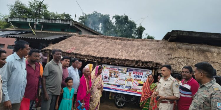 jamshedpur rural awareness campaign- चाकुलिया थाना प्रभारी ने शांतिनगर चौक पर चलाया जागरूकता अभियान, डायन प्रथा और नशा के खिलाफ लोगों को किया जागरूक jamshedpur rural awareness campaign- चाकुलिया थाना प्रभारी ने शांतिनगर चौक पर चलाया जागरूकता अभियान, डायन प्रथा और नशा के खिलाफ लोगों को किया जागरूक