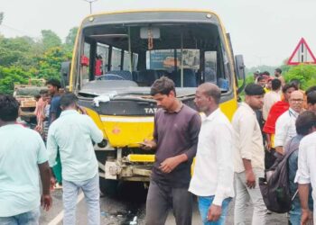 jharkhand dhanbad road accident- धनबाद मे सड़क हादसा, स्कूली बस को तेज रफ्तार कंटेनर ने मारी टक्कर, दोनों वाहन के चालक घायल, बच्चे सुरक्षित