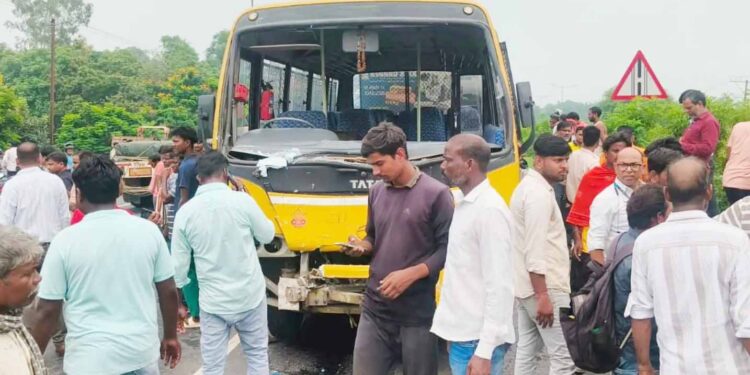 jharkhand dhanbad road accident- धनबाद मे सड़क हादसा, स्कूली बस को तेज रफ्तार कंटेनर ने मारी टक्कर, दोनों वाहन के चालक घायल, बच्चे सुरक्षित