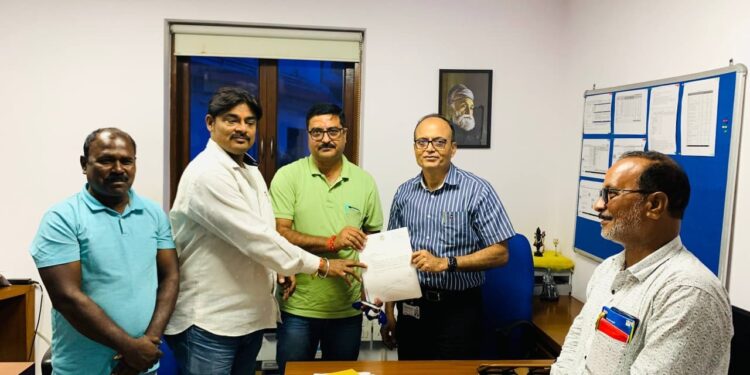 jamshedpur jdu : जमशेदपुर के विधायक सरयू राय के निर्देश पर जदयू प्रतिनिधिमंडल मिला टाटा स्टील यूआइएसएल के वरीय महाप्रबंधक से, ज्ञापन सौंपा