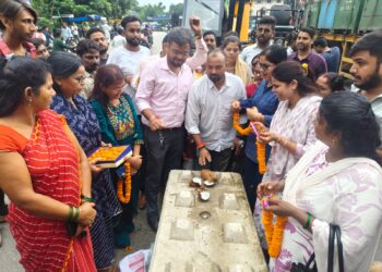 jamshedpur golmuri divider issue : गोलमुरी में सड़क सुरक्षा को लेकर चल रहा धरना समाप्त, टाटा सटील और प्रशासन ने शुरू किया सड़क सुरक्षा का काम, आजसू नेता ने भी किया था पहले अनशन jamshedpur golmuri divider issue : गोलमुरी में सड़क सुरक्षा को लेकर चल रहा धरना समाप्त, टाटा सटील और प्रशासन ने शुरू किया सड़क सुरक्षा का काम, आजसू नेता ने भी किया था पहले अनशन