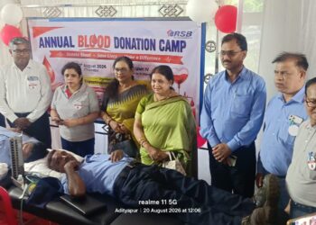 rsb global chairman birthday : आरएसबी ग्लोबल ने गम्हरिया यूनिट 4 में विशाल रक्तदान शिविर लगाकर चेयरमैन डॉ. आरके बेहेरा का मनाया जन्मदिन, लोगों में रक्तदान का दिखा उत्साह