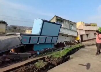 jharkhand dhanbad landslide- धनबाद के कतरास में भूधसान, एक दर्जन घर जमींदोज, कई घायल, इलाके में दहशत, बीसीसीएल के खिलाफ लोगों में नाराजगी