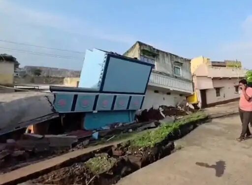 jharkhand dhanbad landslide- धनबाद के कतरास में भूधसान, एक दर्जन घर जमींदोज, कई घायल, इलाके में दहशत, बीसीसीएल के खिलाफ लोगों में नाराजगी jharkhand dhanbad landslide- धनबाद के कतरास में भूधसान, एक दर्जन घर जमींदोज, कई घायल, इलाके में दहशत, बीसीसीएल के खिलाफ लोगों में नाराजगी