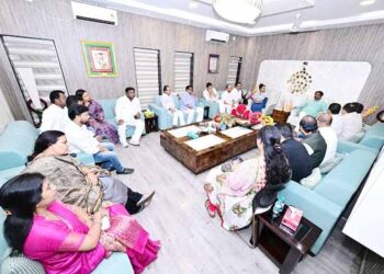 jharkhand congress mla and ministers meet cm : मुख्यमंत्री हेमन्त सोरेन से झारखंड प्रदेश कांग्रेस प्रभारी, कांग्रेस प्रदेश अध्यक्ष सहित कांग्रेस के मंत्री एवं विधायकों ने की मुलाकात, छात्र हित में लिये गये फैसले की सराहना