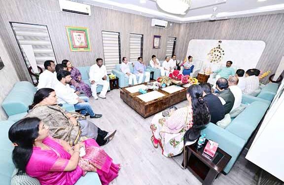 jharkhand congress mla and ministers meet cm : मुख्यमंत्री हेमन्त सोरेन से झारखंड प्रदेश कांग्रेस प्रभारी, कांग्रेस प्रदेश अध्यक्ष सहित कांग्रेस के मंत्री एवं विधायकों ने की मुलाकात, छात्र हित में लिये गये फैसले की सराहना jharkhand congress mla and ministers meet cm : मुख्यमंत्री हेमन्त सोरेन से झारखंड प्रदेश कांग्रेस प्रभारी, कांग्रेस प्रदेश अध्यक्ष सहित कांग्रेस के मंत्री एवं विधायकों ने की मुलाकात, छात्र हित में लिये गये फैसले की सराहना