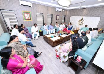 jharkhand congress mla and ministers meet cm : मुख्यमंत्री हेमन्त सोरेन से झारखंड प्रदेश कांग्रेस प्रभारी, कांग्रेस प्रदेश अध्यक्ष सहित कांग्रेस के मंत्री एवं विधायकों ने की मुलाकात, छात्र हित में लिये गये फैसले की सराहना