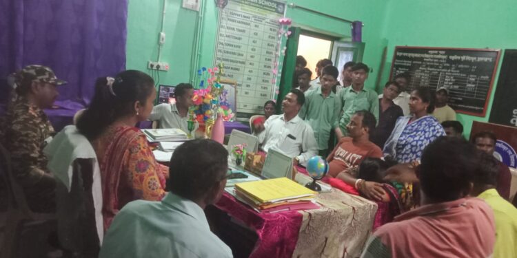 jamshedpur rural-केएनजे उच्च विद्यालय में छात्रों के बीच मारपीट को लेकर हुई आपात बैठक, दोनों पक्षों के लिखित आश्वासन के बाद मामला हुआ शांत