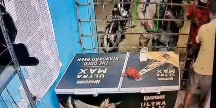 saraikela chauka attempt to robbery-चौका में अंग्रेजी शराब दुकान में लूटने का प्रयास, दुकानदार की सूझबूझ ने बदमाशों के मंसूबे पर फेरा पानी, सीसीटीवी फुटेज के आधार पर बदमाशों की पहचान में जुटी पुलिस , देखिए video saraikela chauka attempt to robbery-चौका में अंग्रेजी शराब दुकान में लूटने का प्रयास, दुकानदार की सूझबूझ ने बदमाशों के मंसूबे पर फेरा पानी, सीसीटीवी फुटेज के आधार पर बदमाशों की पहचान में जुटी पुलिस , देखिए video