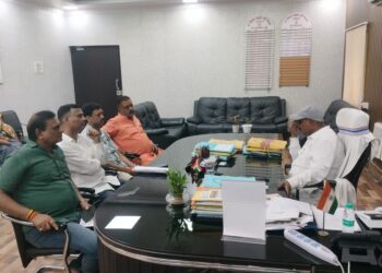 jamshedpur govindpur accident prevention meeting-गोविंदपुर में सड़क सुरक्षा और दुर्घटनाओं की रोकथाम के लिए सर्वदलीय व पंचायत प्रतिनिधियों की हुई बैठक, डीडीसी और ट्रैफिक डीएसपी को सौंपा मांग पत्र, नो इंट्री व स्पीड ब्रेकर की मांग jamshedpur govindpur accident prevention meeting-गोविंदपुर में सड़क सुरक्षा और दुर्घटनाओं की रोकथाम के लिए सर्वदलीय व पंचायत प्रतिनिधियों की हुई बैठक, डीडीसी और ट्रैफिक डीएसपी को सौंपा मांग पत्र, नो इंट्री व स्पीड ब्रेकर की मांग